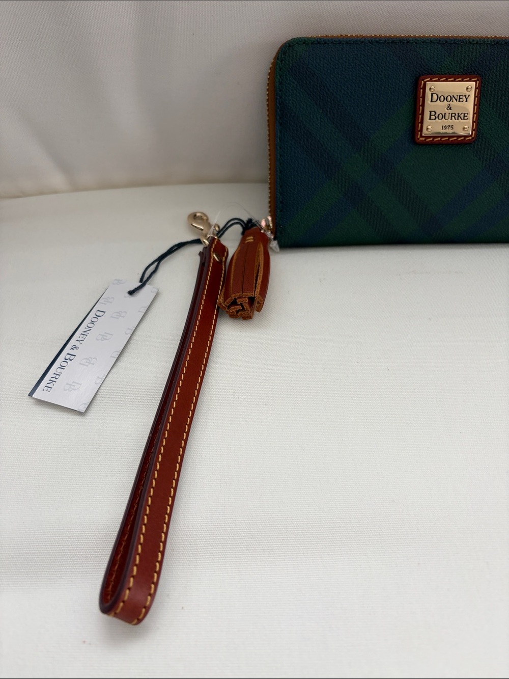 NWT Dooney & Bourke Ivy and Navy Plaid Zip Around Wristlet with Logo - Picture 3 of 5